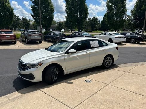 Used 2023 Volkswagen Jetta SE FWD image 3
