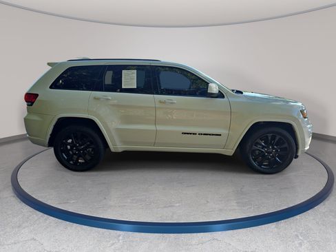 Used 2020 Jeep Grand Cherokee Altitude RWD image 4