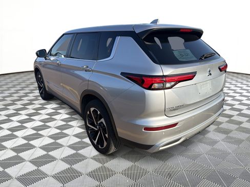 Used 2023 Mitsubishi Outlander SE AWD/4WD image 3