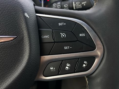 Used 2023 Chrysler Pacifica Limited FWD image 25