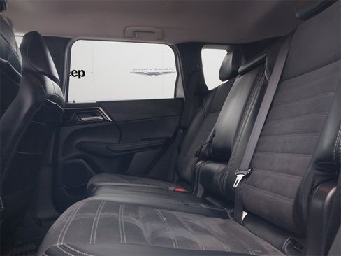 Used 2024 Mitsubishi Outlander SE image 12