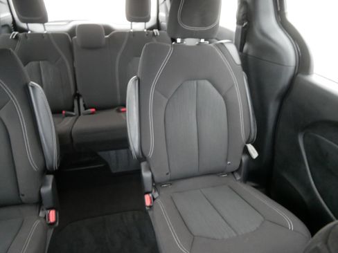 Used 2023 Chrysler Pacifica Touring image 14