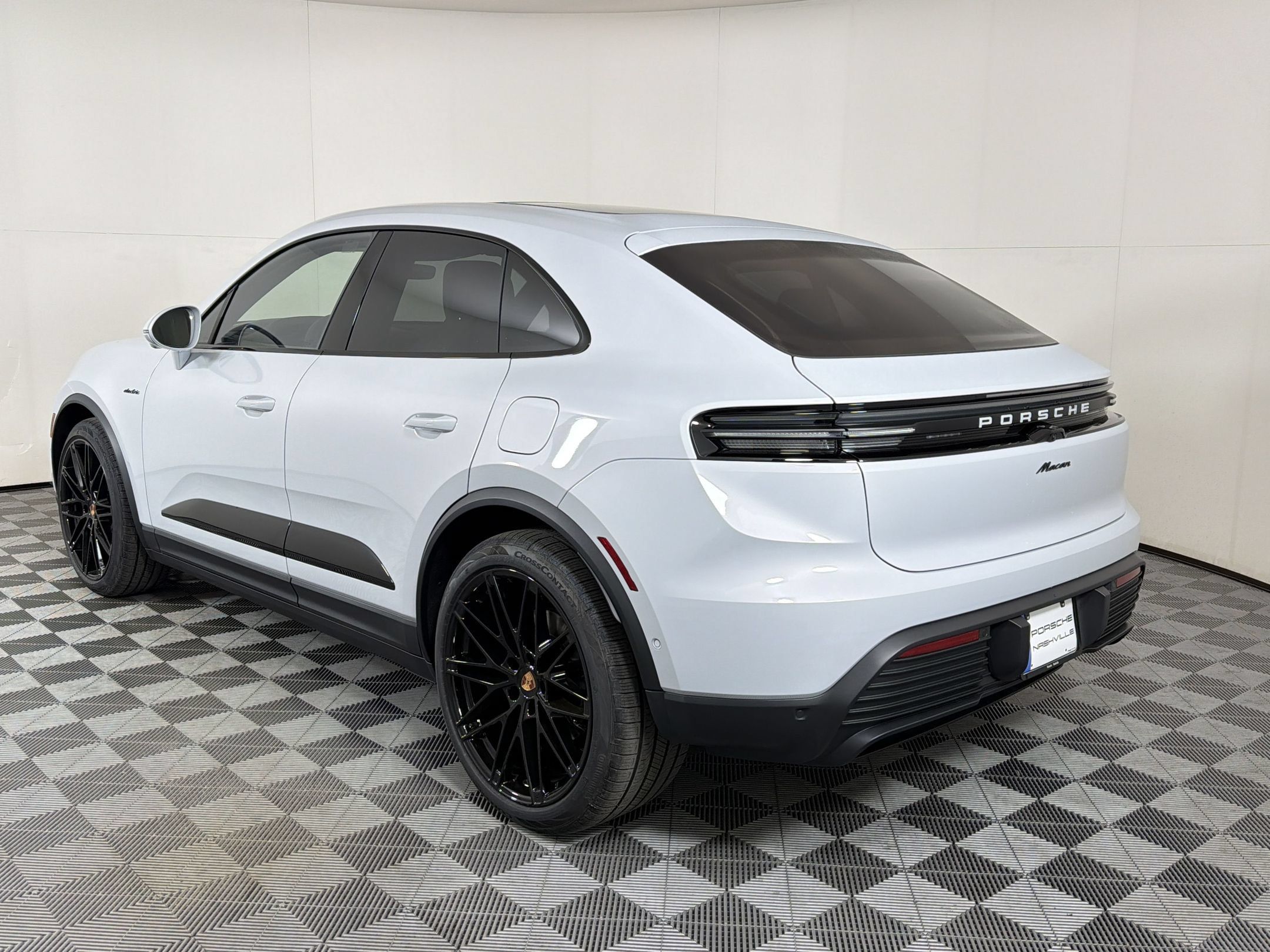 Used 2026 Porsche Macan Electric RWD image 3
