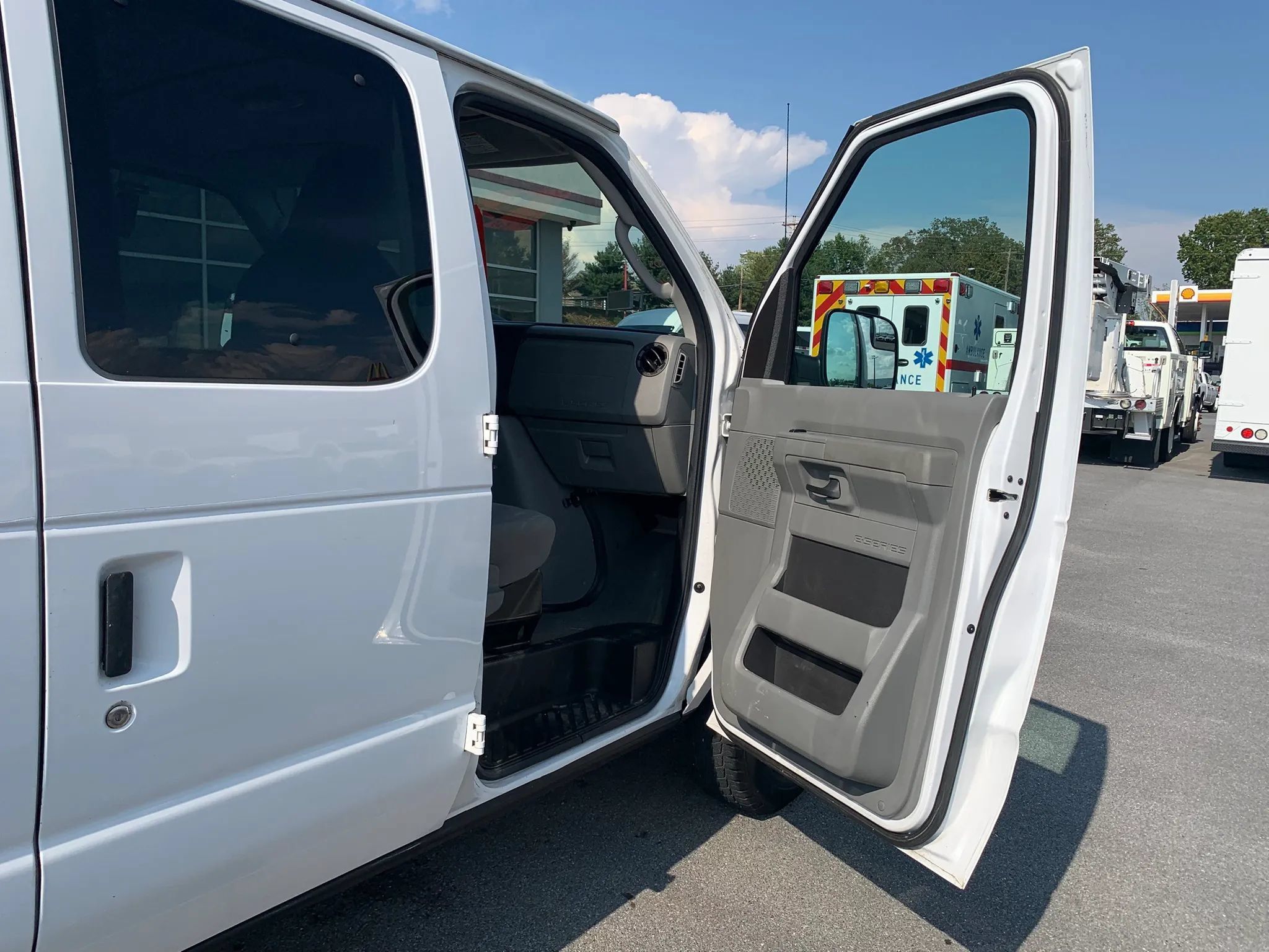 Used 2011 Ford E-350 and Econoline 350 XL w/ Interior Upgrade Pkg RWD image 20