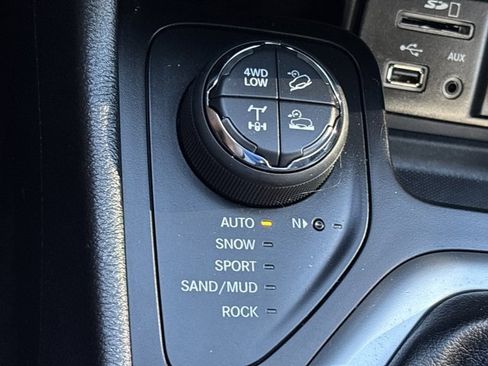 Used 2018 Jeep Cherokee Trailhawk image 32