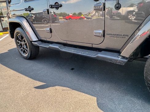 Used 2017 Jeep Wrangler Unlimited Sahara AWD/4WD image 13