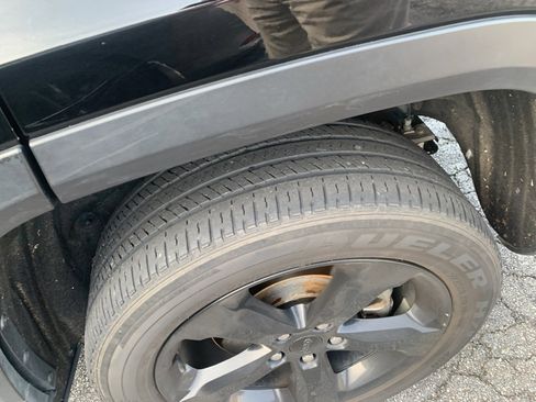 Used 2023 Jeep Grand Cherokee L Laredo image 24