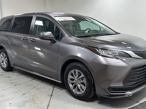 Certified 2023 Toyota Sienna LE image 3