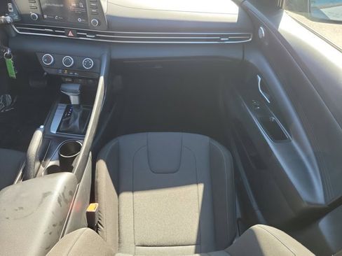 Certified 2022 Hyundai Elantra SE image 14