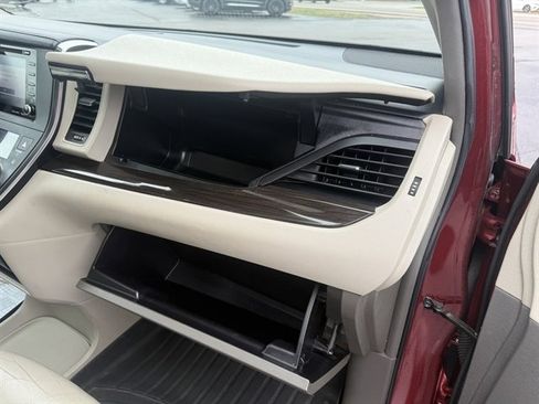 Used 2018 Toyota Sienna XLE image 41