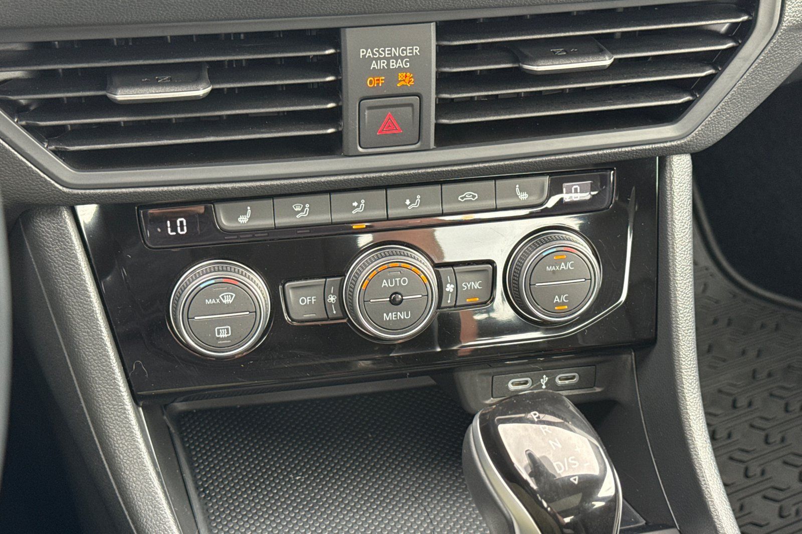 Used 2024 Volkswagen Jetta SE w/ Panoramic Sunroof Package FWD image 20