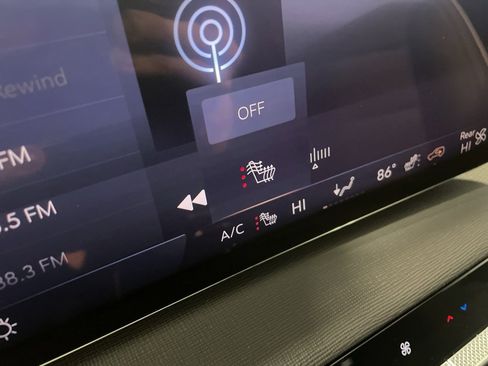 Used 2025 Buick Enclave Preferred image 27