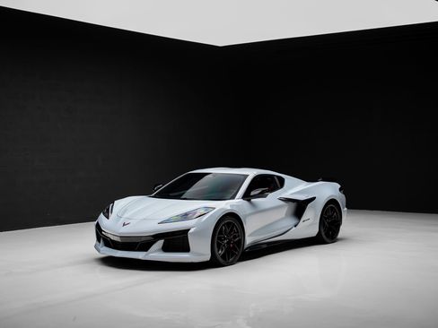 Used 2024 Chevrolet Corvette Z06 RWD image 4