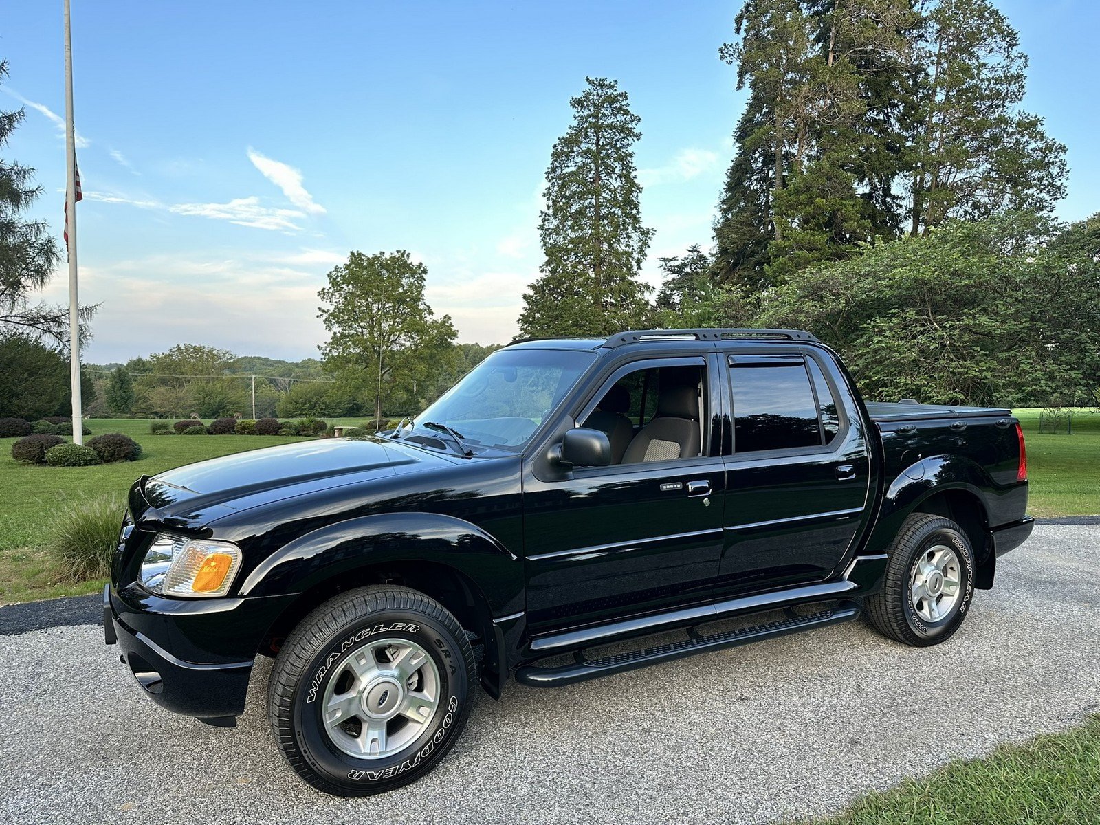 Used 2004 Ford Explorer Sport Trac 4x4 image 5