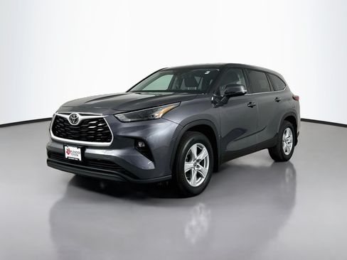 Used 2023 Toyota Highlander LE AWD/4WD image 3