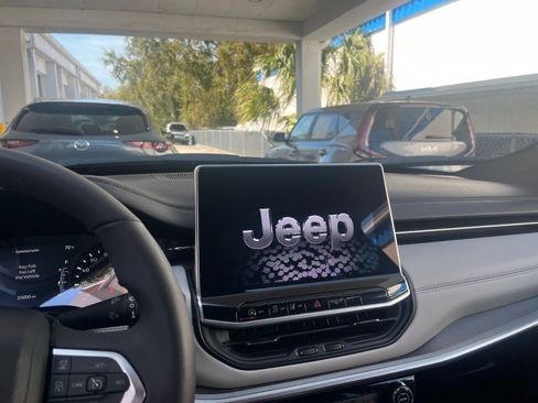 Used 2025 Jeep Compass Limited image 17