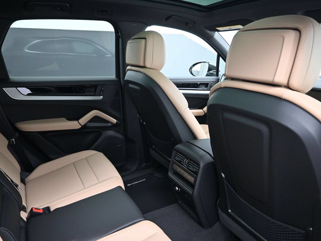 Certified 2026 Porsche Cayenne AWD/4WD image 7