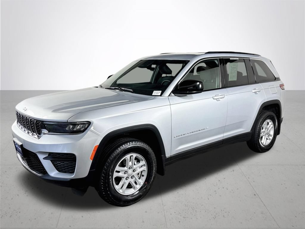 Used 2025 Jeep Grand Cherokee Laredo w/ MOPAR Finishing Package AWD/4WD image 2