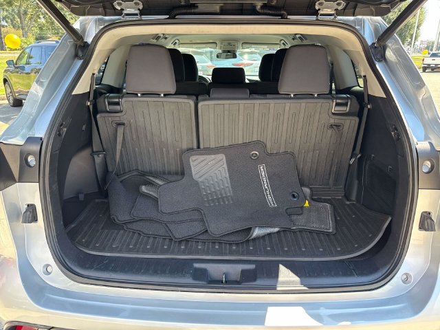 Used 2021 Toyota Highlander LE FWD image 9