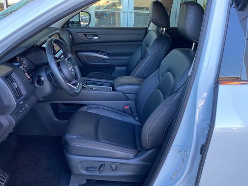 Certified 2025 Nissan Pathfinder SL FWD image 19