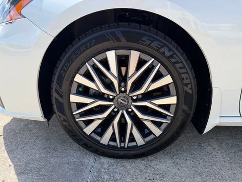Used 2024 Nissan Altima 2.5 SV FWD image 10