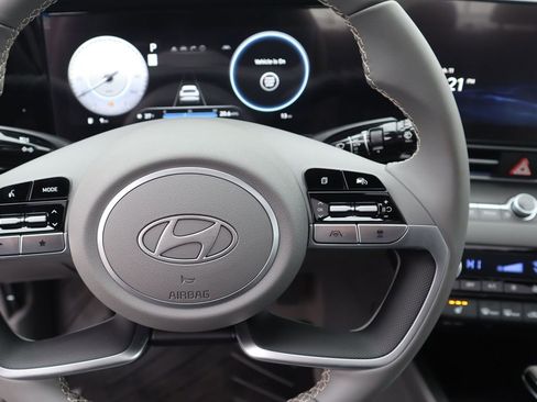 Certified 2025 Hyundai Elantra SEL image 11