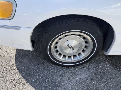 Used 1999 Lincoln Town Car Executive image 9