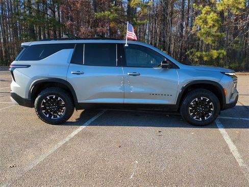 Used 2024 Chevrolet Traverse Z71 image 3