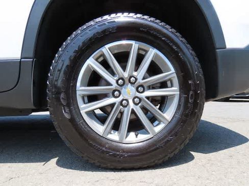 Used 2023 Chevrolet Traverse LT FWD image 9