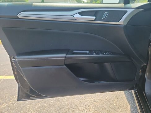 Used 2020 Ford Fusion SE image 10