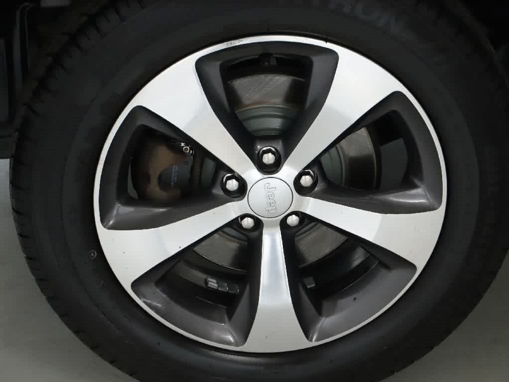 Used 2019 Jeep Cherokee Limited w/ Technology Group AWD/4WD image 12