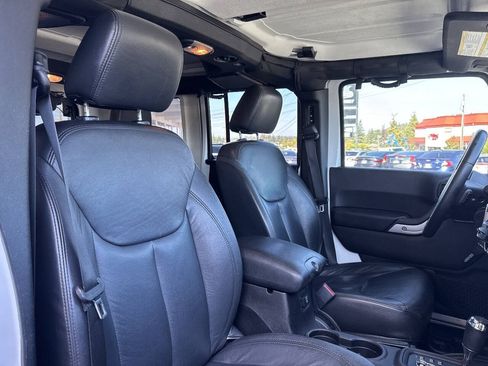 Used 2016 Jeep Wrangler Unlimited Sahara w/ Connectivity Group AWD/4WD image 15