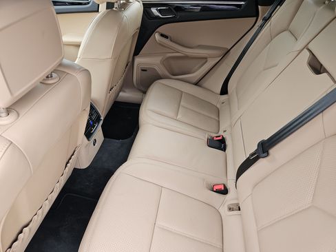 Certified 2025 Porsche Macan image 28