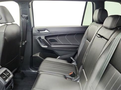 Used 2023 Volkswagen Tiguan SE R-Line image 32
