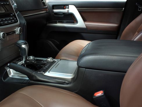 Used 2019 Toyota Land Cruiser w/ Four Season Floor Mat Package image 33