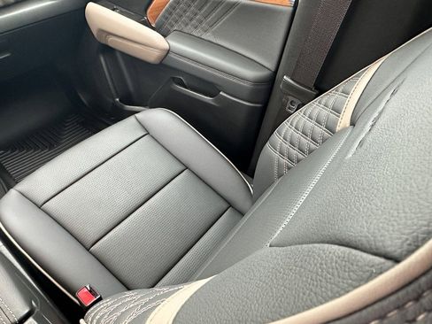 Used 2025 GMC Canyon Denali image 17