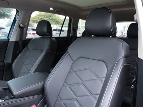 Certified 2025 Volkswagen Atlas SE image 12