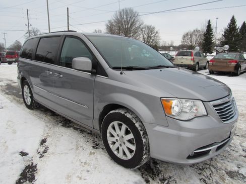 Used 2016 Chrysler Town & Country Touring w/ Driver Convenience Group image 24