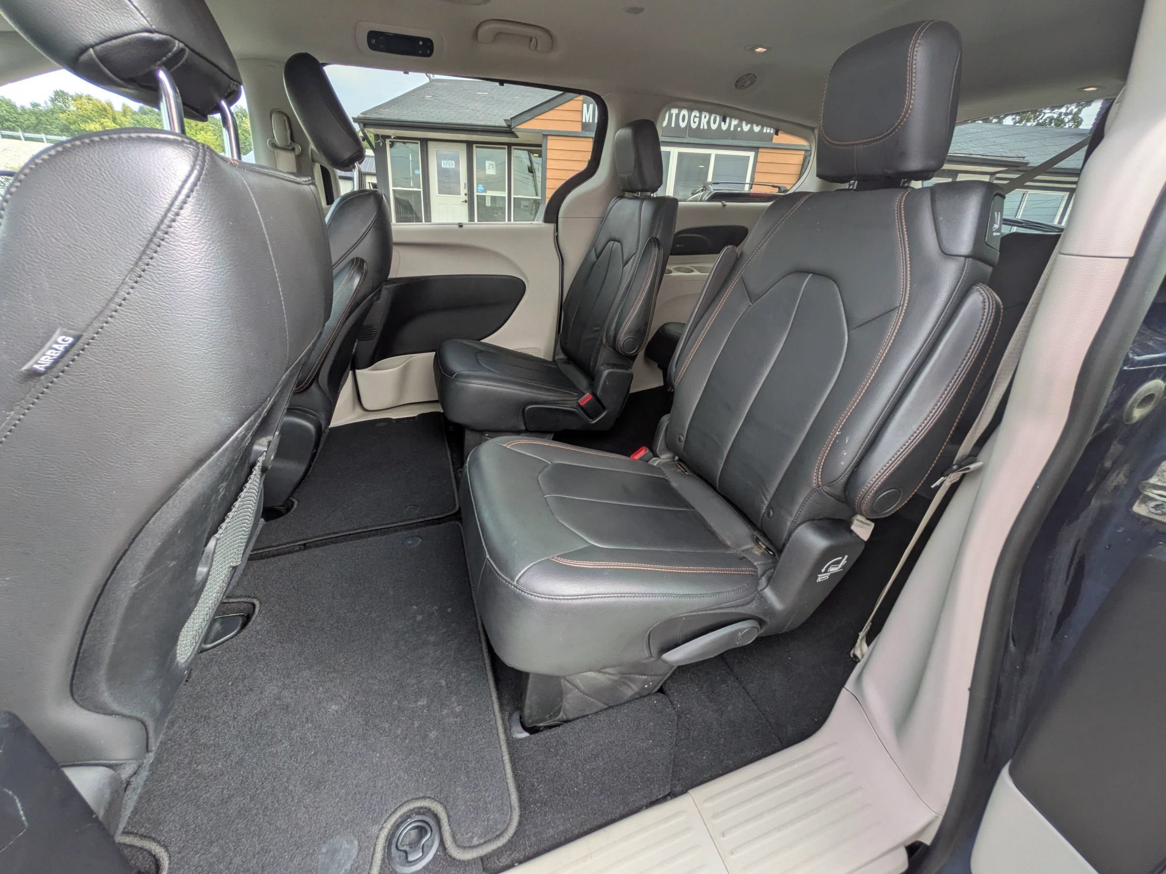 Used 2017 Chrysler Pacifica Touring-L w/ Tire & Wheel Group FWD image 27