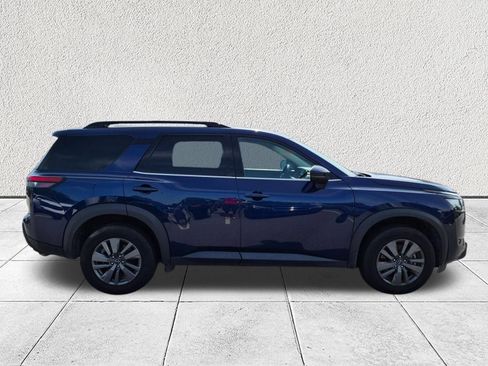 Used 2025 Nissan Pathfinder SV FWD image 2