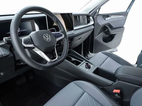 New 2025 Volkswagen Tiguan SE image 57