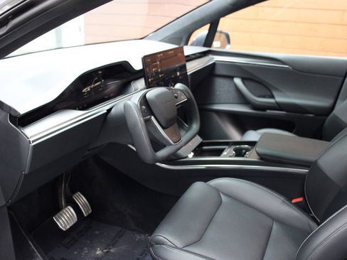 Used 2022 Tesla Model X Plaid image 9