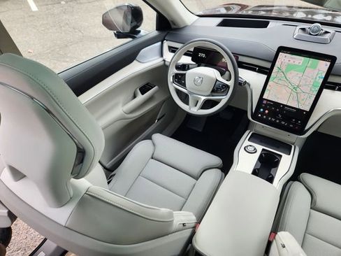 New 2025 Volvo EX90 Ultra w/ Protection Package Premier image 10