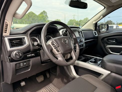 Used 2018 Nissan Titan SV w/ SV Convenience Package RWD image 11