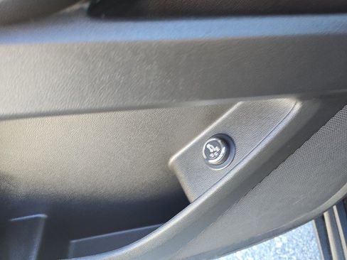 Used 2023 Chevrolet Traverse LT image 24