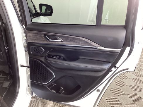 Used 2023 Jeep Grand Cherokee Overland AWD/4WD image 35