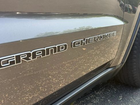 Used 2019 Jeep Grand Cherokee Laredo AWD/4WD image 36