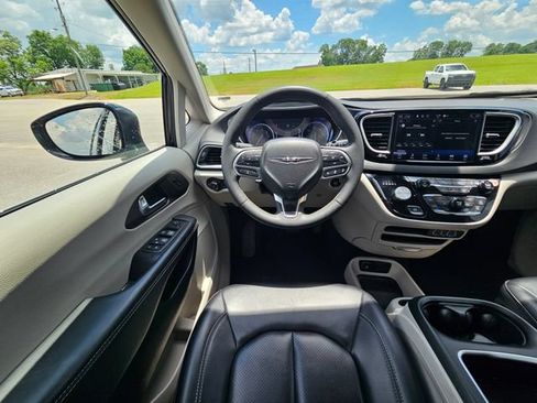 Used 2024 Chrysler Pacifica Touring-L FWD image 13
