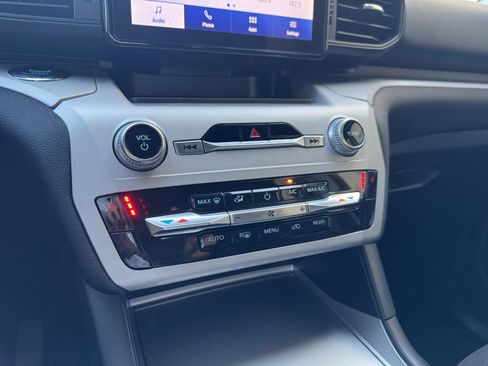 Used 2024 Ford Explorer XLT image 23