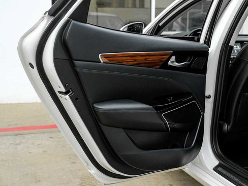 Used 2019 Kia Cadenza Premium image 48